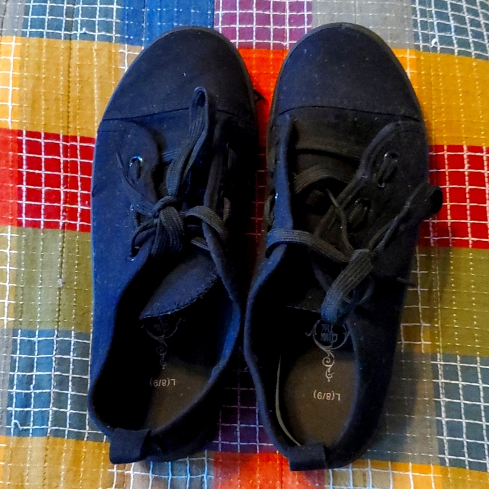 Womens tie shoe